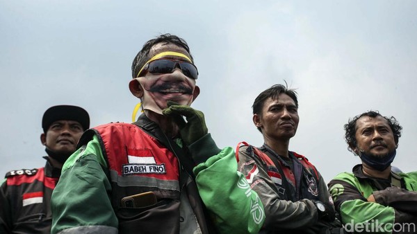 Minta Kepastian Tarif Naik, Driver Ojol Demo di DPR, Ini Fotonya