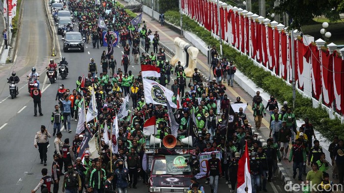 Geruduk DPR, Ojol Tolak Kenaikan Harga BBM Koalisi Ojol Nasional 298 menggelar demo di depan gedung DPR RI, Jakarta Pusat, Senin (29/8/2022). Setidaknya ada empat tuntutan utama dari aksi unjuk rasa hari ini, salah satunya menolak kenaikan harga bahan bakar minyak (BBM).