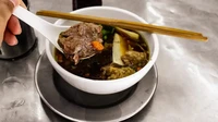 Reporter Insider, Marielle Descalsota menunggu 10 menit untuk mencicipi sup legendaris ini. Ini adalah menu stew daging kambing berbumbu herba China.