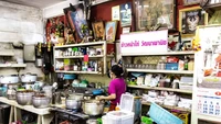 Suasana dapur Wattana Panich begitu ramai dengan berbagai bahan dan alat dapur. Tak heran karena mereka selalu kedatangan pengunjung.