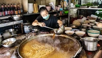 Berlokasi di Ekkamai Road, pengunjung bisa melihat langsung bagaimana chef menyiapkan hidangan legendaris ini. Tentu saja sambil mencium aroma gurih yang tercium dari proses merebus kaldu.