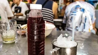 Puas makan sup yang gurih, jangan lupa pesan jus kembang sepatu yang tersohor di sini. Total harga seporsi sup dan segelas jus adalah 200 baht atau sekitar Rp 81.000. 