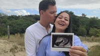 Gracia Indri memperlihatkan baby bump dan foto hasil USG ketika mengumumkan hamil anak pertama. Foto: Instagram @graciaz14