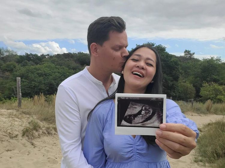 Gracia Indri Pamer Perut Hamil 7 Bulan, Suami Loncat