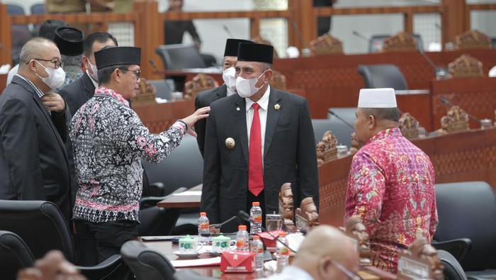 Gubernur Sumut Edy Rahmayadi saat menghadiri rapat paripurna di DPRD Sumut