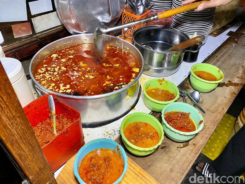  Gultik Viral yang Habiskan 100 Liter Kuah Gulai per Hari