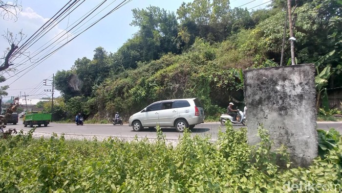 Gunung Pegat diselimuti mitos yang jadi momok bagi pasangan hendak menikah. Mitosnya, mereka akan bercerai jika tak melepas ayam saat melewati gunung tersebut.