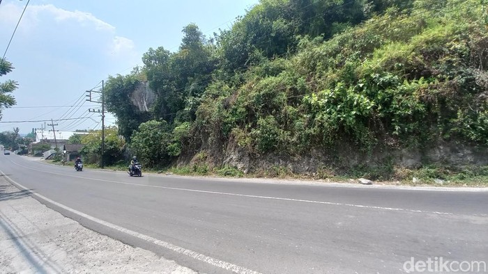 Gunung Pegat Lamongan Gunung Pegat diselimuti mitos yang jadi momok bagi pasangan hendak menikah. Mitosnya, mereka akan bercerai jika tak melepas ayam saat melewati gunung tersebut.