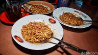 Kedai ini menyediakan dua varian Mi Tarempa, yakni kering dan basah. Sebetulnya, sajian yang otentik adalah Mi Tarempa kering. Penambahan kuah hanya untuk variasi rasa saja. Jika dilihat sekilas, Mi Tarempa tampak seperti mie pada umumnya. Hanya saja yang berbeda, ada suwiran daging ikan tongkol yang menjadi ciri khas Mi Tarempa. Topping ikan tongkol ini yang membuatnya semakin kaya rasa.  