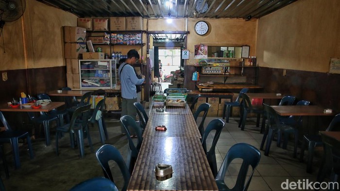 Penampakkan Kedai Kopi Murai di Tarempa, Kabupaten Kepulauan Anambas, Kepulauan Riau, Selasa (2/8/2022). Kedai Kopi Murai telah berdiri sejak tahun 1983. Restoran legendaris ini terletak di Jalan Hang Tuah 86, tak jauh dari Pelabuhan Tarempa.