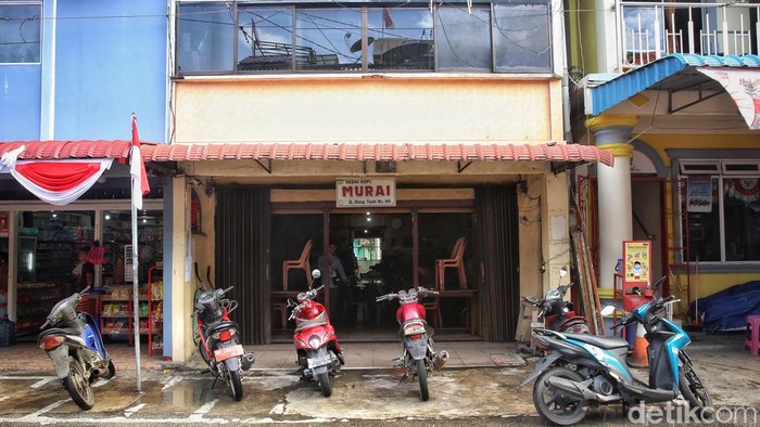 Penampakkan Kedai Kopi Murai di Tarempa, Kabupaten Kepulauan Anambas, Kepulauan Riau, Selasa (2/8/2022). Kedai Kopi Murai telah berdiri sejak tahun 1983. Restoran legendaris ini terletak di Jalan Hang Tuah 86, tak jauh dari Pelabuhan Tarempa.