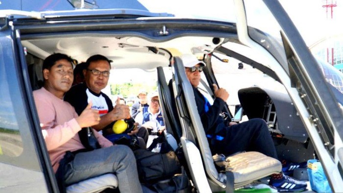 Helikopter PK - SNX Air Bis H 130 yang membawa rombongan Gubernur Papua Barat Paulus Waterpauw saat mendarat darurat di Alun-alun Aimas Kabupaten Sorong Ahad (28/8/2022) sore akibat cuaca buruk. (Antara/ HO- Humas Pemprov Papua Barat)