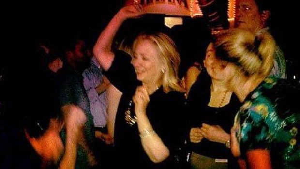 Hillary Clinton memposting ke Twitter foto dirinya sedang menari di klub malam (dok. Twitter/@HillaryClinton)