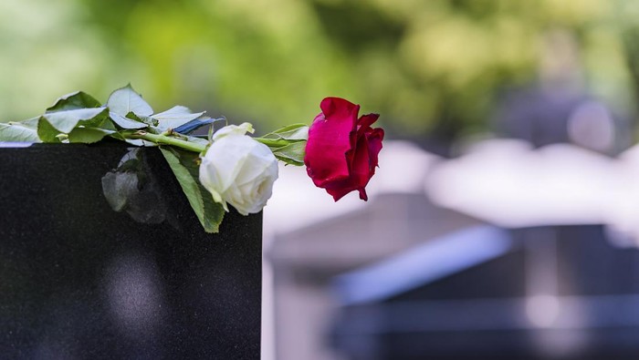 Ilustrasi Karangan Bunga di Makam Orang Meninggal
