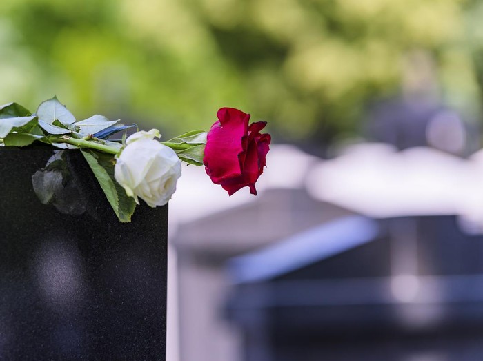 Ilustrasi Karangan Bunga di Makam Orang Meninggal
