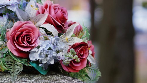 Ilustrasi Karangan Bunga di Makam Orang Meninggal