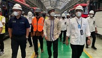 Wakil Menteri BUMN Kartika Wirjoatmodjo, Komisaris Utama PT VKTR Teknologi Mobilitas (VKTR) Anindya Bakrie, Direktur Utama PT VKTR Teknologi Mobilitas Gilarsi W Setijono, dan Direktur Utama PT Industri Kereta Api (Persero) Budi Noviantoro, melakukan kunjungan ke pabrik milik PT INKA, di Madiun, Senin (29/8/2022).