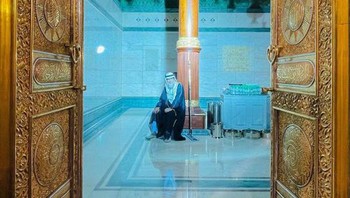 Pertama, pintu Kabah Suci yang terbuat dari 280kg emas murni. Pintu ini dirancang dan dibuat ulang pada era Raja Khalid pada akhir 1970-an. Pada pintu ini terukir lengkap ayat-ayat Al-Quran. Foto: Twitter @HaramainArchive