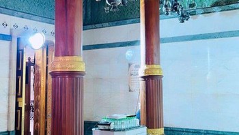 Di dalam Kabah rupanya ada 3 tiang kayu jati Burma (hanya tampak 2 dalam potret). Di atasnya ada gantungan hadiah-hadiah, termasuk peralatan yang terbuat dari emas dan perak, piring bertatahkan safir dan mutiara, permata, batu mulia, dan sebagainya. Hadiah ini diberikan oleh Raja, Pangeran dan orang-orang selama berabad-abad. Foto: Twitter @HaramainArchive