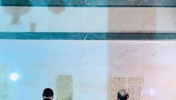 Dinding di dalam Kabah terbuat dari marmer dengan detail hijau. Perlu dicatat bahwa banyak dari bagian dinding dirancang di era Raja Fahd pada tahun 1996, bersama dengan langit-langit marmer dan 3 pilar merah yang terbuat dari kayu jati Burma. Foto: Twitter @HaramainArchive