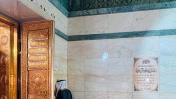Sisi dalam Al Multazam. Ini adalah adalah tempat antara Hajar Aswad dan pintu Kabah yang panjangnya kurang lebih dua meter. Ibnu Abbas (RA) meriwayatkan bahwa itu adalah tempat di mana doa-doa dijawab. Foto: Twitter @HaramainArchive