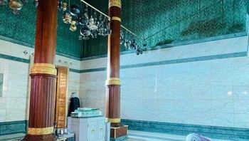 Di antara kedua tiang tersebut terdapat lemari yang digunakan untuk menyimpan wewangian dan barang-barang yang digunakan untuk upacara mencuci Kabah. Sebuah kain hijau terpasang di dinding yang lebih tinggi dan langit-langit interior yang menyimpan tulisan Arab. Foto: Twitter @HaramainArchive