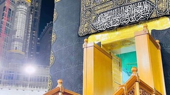 Akun Twitter Masjidil Haram merilis foto-foto terbaru yang menunjukkan bagian dalam Kabah. Tentu ini adalah karya fotografi yang langka. Seperti apa isi dalam Kabah? Foto: Twitter @HaramainArchive