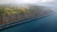 Karena badai tropis dan bebatuan yang berjatuhan, jalur lalu lintas ini sering mengalami banjir dan tanah longsor sehingga dibangunlah jalan Nouvelle Route du Littoral.  