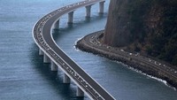 Jalan raya baru itu dibangun di samping jalan raya yang sebelumnya ada di bawah tebing vulkanik.  