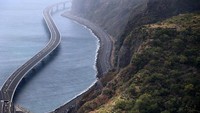 Proyek jalanan Nouvelle Route du Littoral ini dilaporkan sebagai proyek jalan termahal di Prancis.  