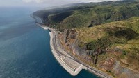 Foto udara menunjukkan jalan yang baru dibangun mengalungi sebagian pulau tersebut. Pulau Reunion sendiri adalah wilayah Perancis di Samudera Hindia.