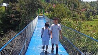 Para pelajar kini tak perlu lagi khawatir bila melintasi jembatan reyot gantung ke sekolah. Perbaikan jembatan yang dulu membahayakan kini sudah tuntas.(Foto: Rachmat Ariadi/detikSulsel)
