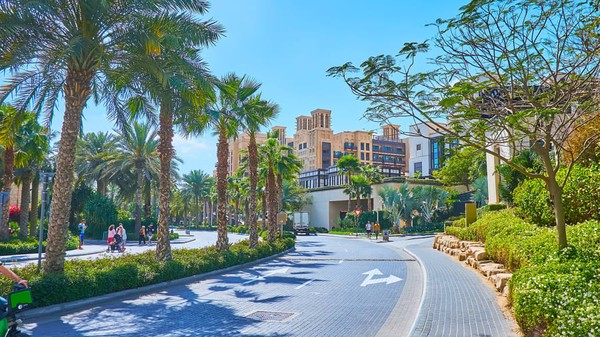 Peringkat ke-23 adalah Jumeirah Beach Road in Dubai. Foto: efesenko/Adobe Stock. Lihat foto jalan keren sebelumnya di tautan ini. Peringkat ke-23 adalah Jumeirah Beach Road in Dubai. Foto: efesenko/Adobe Stock. Lihat foto jalan keren sebelumnya di tautan ini.