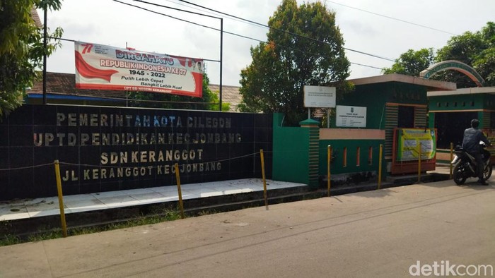 Kabar seorang pensiunan polisi diduga memukuli anak SD Negeri Kranggot, Cilegon, Banten, ramai di medsos. Pihak SD dan sekolah menjelaskan peristiwa tersebut. (M Iqbal/detikcom)