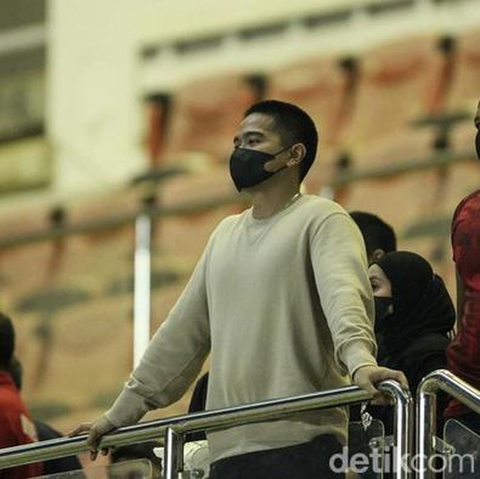 Kaesang Pangarep menyaksikan laga Persis Solo vs Borneo FC di Stadion Segiri, Samarinda