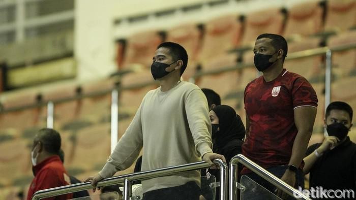 Kaesang Pangarep menyaksikan laga Persis Solo vs Borneo FC di Stadion Segiri, Samarinda