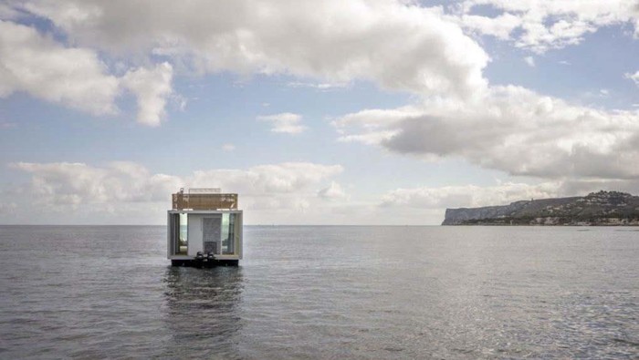 Kamar Hotel Terapung di Tengah Laut, Berani Nginap? Perusahaan arsitektur asal Valencia, Mano de Santo memiliki ide untuk membuat kamar yang mengapung di atas laut. Lihat penampakannya yuk.