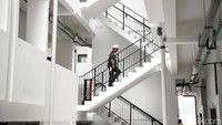 Desain unit hunian juga unik dengan mezanin, kamar tidur, ruang keluarga, dapur, kamar mandi, balkon, dan ruang usaha/produksi pada setiap unit huniannya. Jarak antar lantai bangunan memiliki ketinggian 396 cm. 
