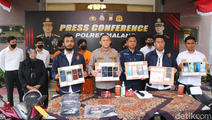 Kapolres Malang AKBP Ferli Hidayat menunjukan barang bukti hasil pencopetan