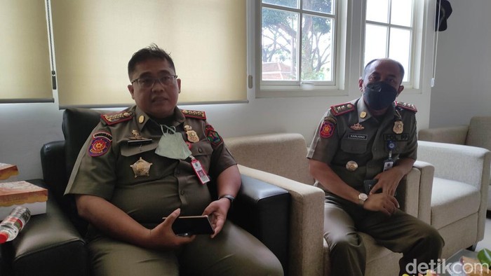 Kasatpol PP Kota Malang Heru Mulyono (kanan) dan Kabid PPUD Satpol PP Kota Malang Karliono