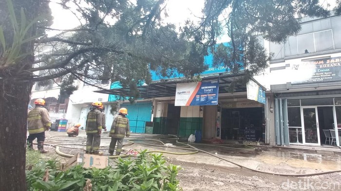 Kebakaran melanda dua ruko 3 lantai di Jalan Sidomukti No. 99d dan 100A, Sukaluyu, Cibeunying Kaler, Kota Bandung, Senin (29/8/2022) sore.