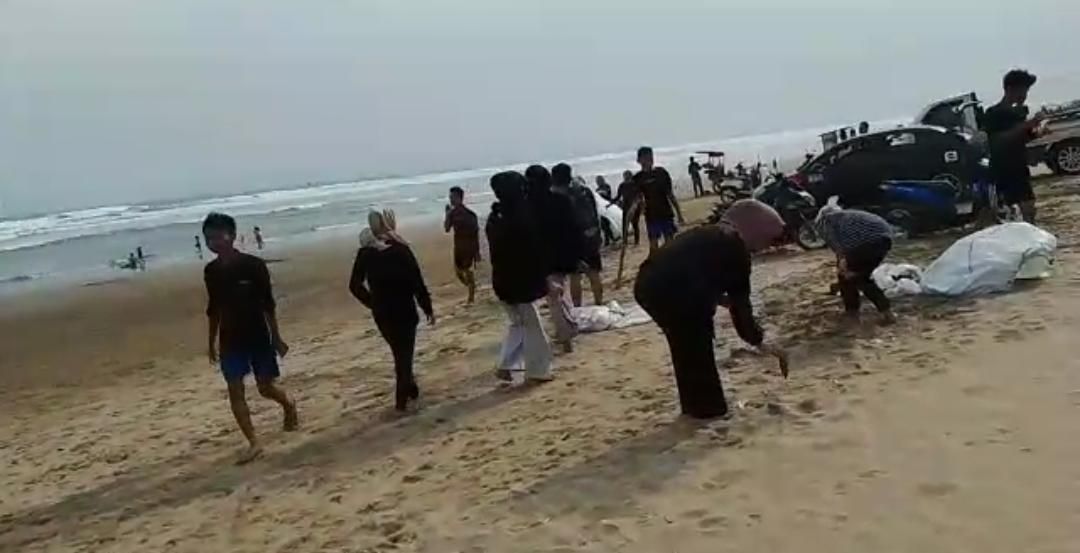 Kelompok Pemuda Lebak Bersihkan Sampah Plastik di Pantai Bagedur
