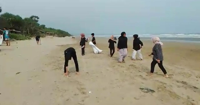 Kelompok Pemuda Lebak Bersihkan Sampah Plastik di Pantai Bagedur