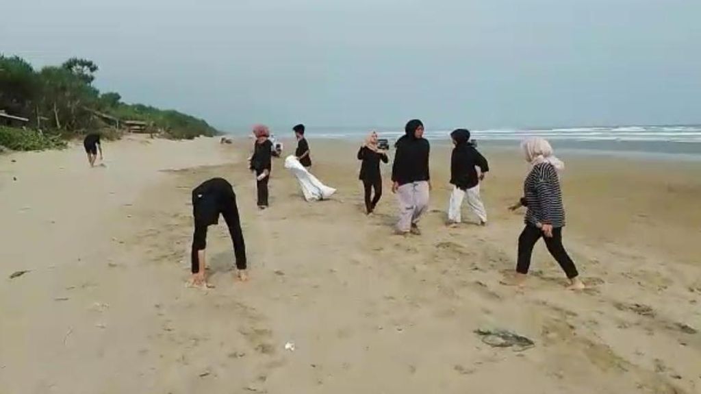 Pantai Bagedur Penuh Sampah Plastik, Pemuda Lebak Turun Tangan Bersihkan