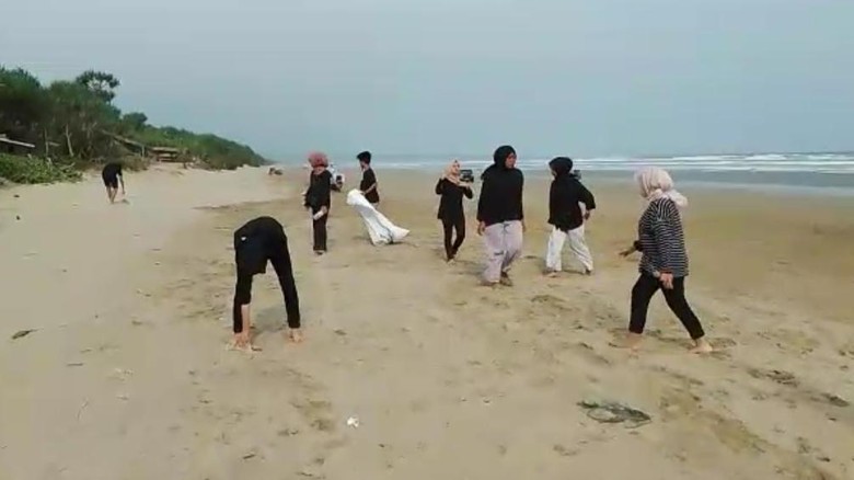 Kelompok Pemuda Lebak Bersihkan Sampah Plastik di Pantai Bagedur Kelompok Pemuda Lebak Bersihkan Sampah Plastik di Pantai Bagedur