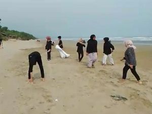 Pantai Bagedur Penuh Sampah Plastik, Pemuda Lebak Turun Tangan Bersihkan