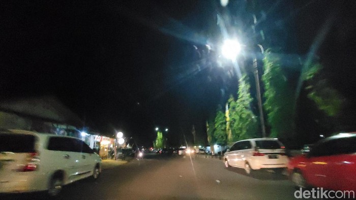 Kendaraan terparkir di kiri-kanan Jalan Ahmad Yani, Kabupaten Sukabumi.