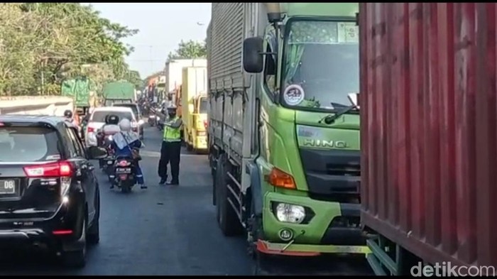 Kepadatan di jalan poros nasional Lamongan