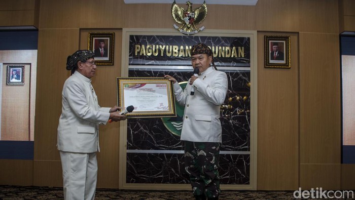 Kepala Staf TNI AD (KASAD) Jendral Jenderal Dudung Abdurachman mendapatkan gelar kehormatan dari Paguyuban Pasundan. Dudung dinobatkan sebagai manusia pemberani.