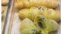 Croissant biasanya memiliki tekstur yang renyah dan buttery. Biasanya dipadukan dengan isian manis dan gurih. Di India ada bakery yang menjual cramosa atau kombinasi antara croissant dan samosa. Foto: site news